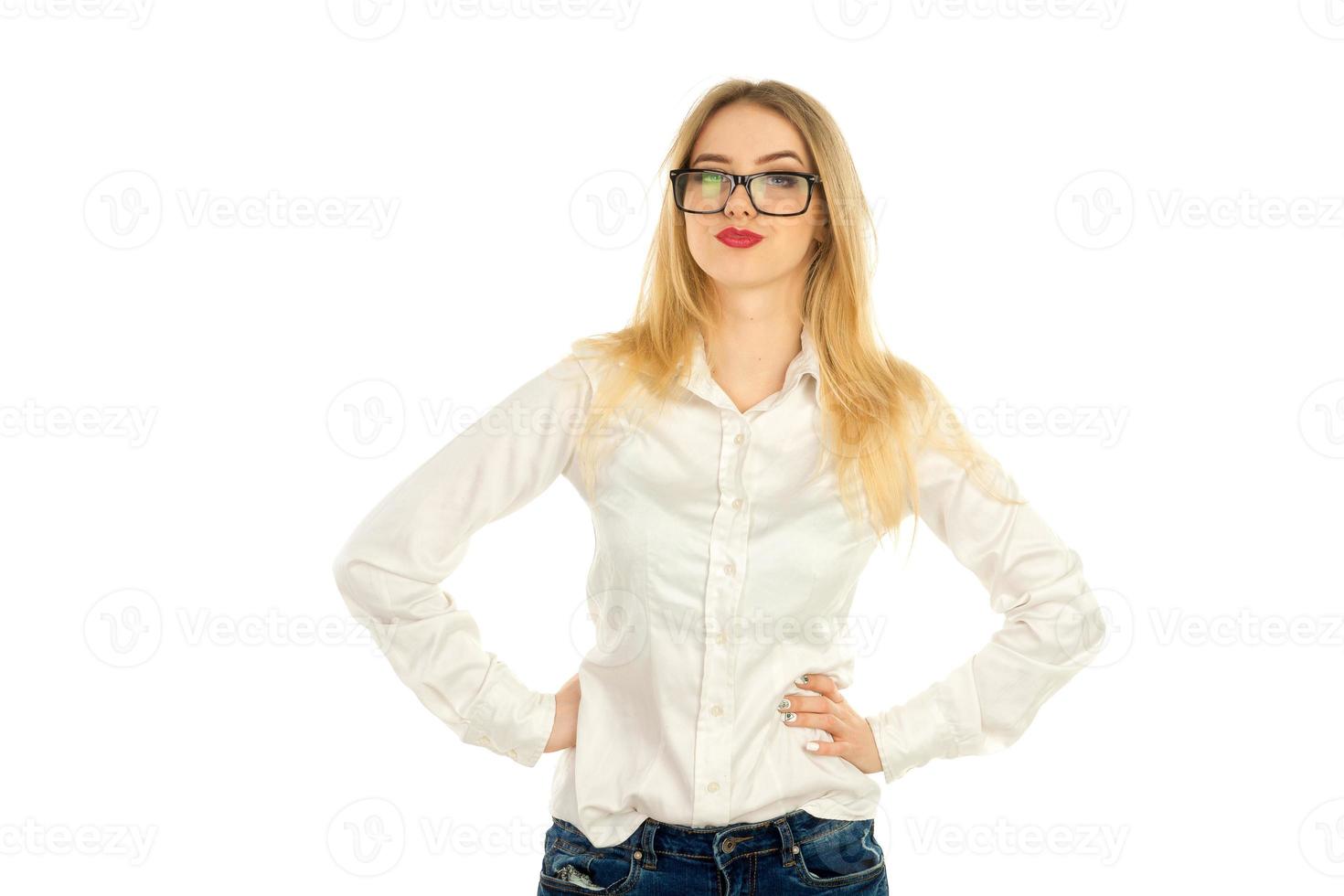 fille à lunettes et chemise posant photo