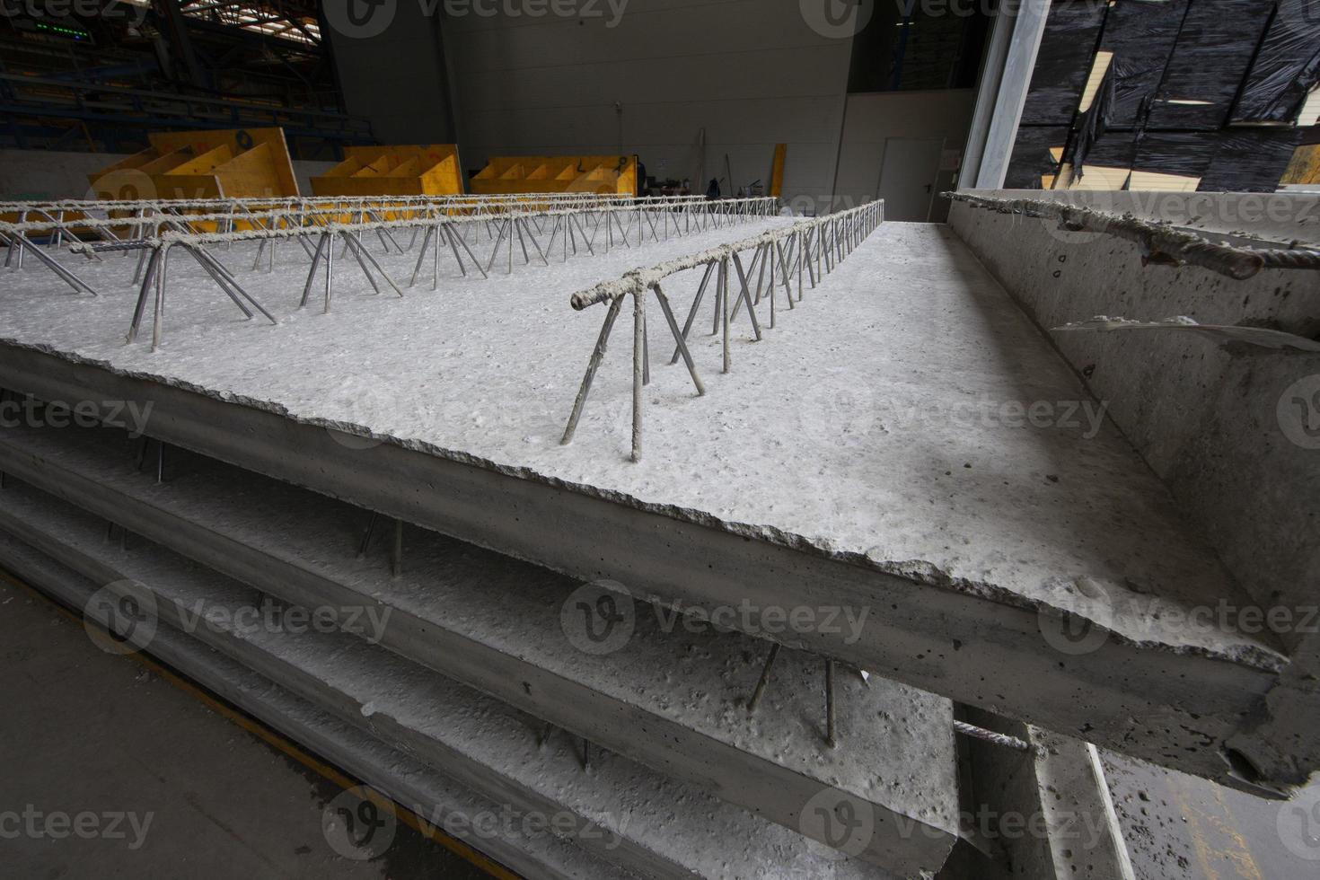 dalles de poutres en béton préfabriqué dans le processus de production photo