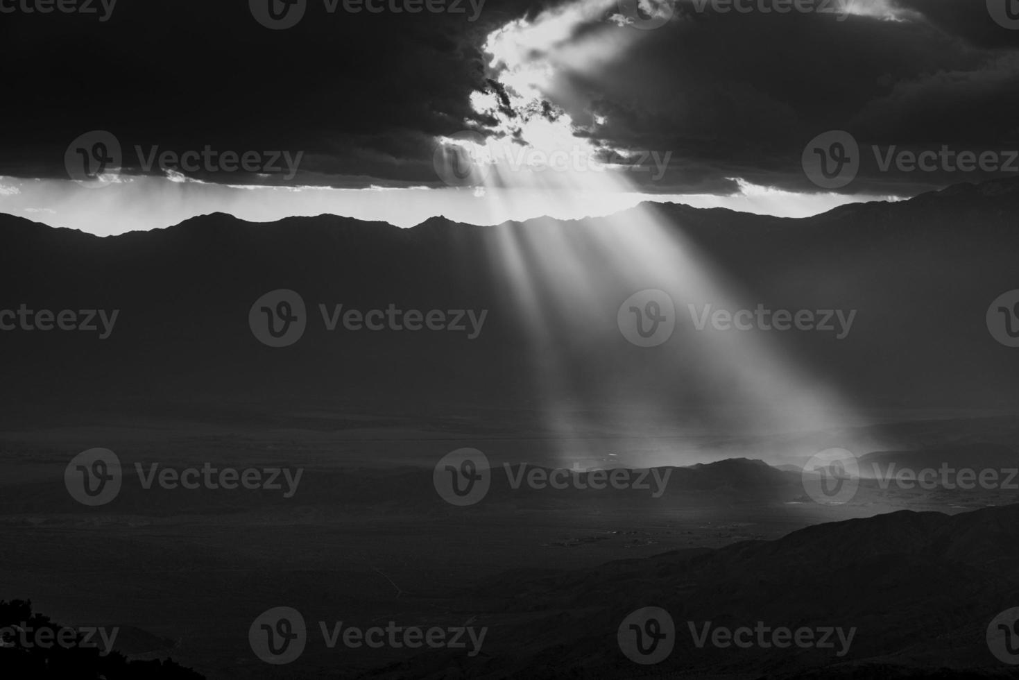 image d'une scène météorologique spectaculaire avec des rayons de soleil impressionnants à travers un trou dans les nuages photo