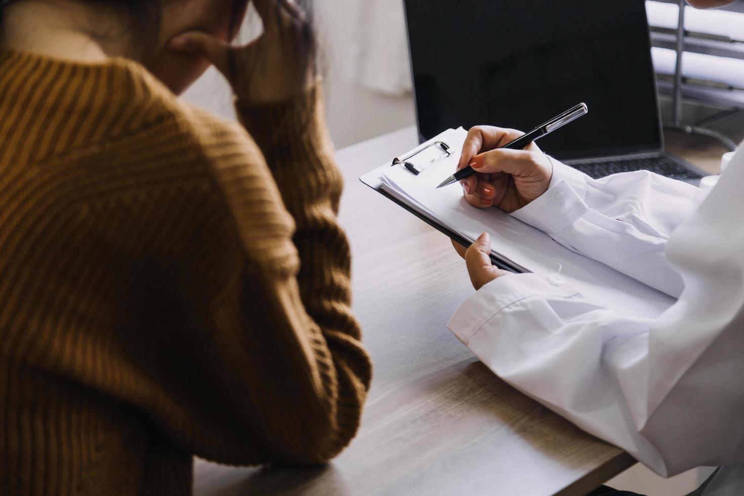 service infirmier à domicile et soins cardiologie personnes âgées. gros plan sur une jeune infirmière médecin hispanique vérifier le rythme cardiaque du patient homme caucasien mature à l'aide d'un stéthoscope pendant la visite photo