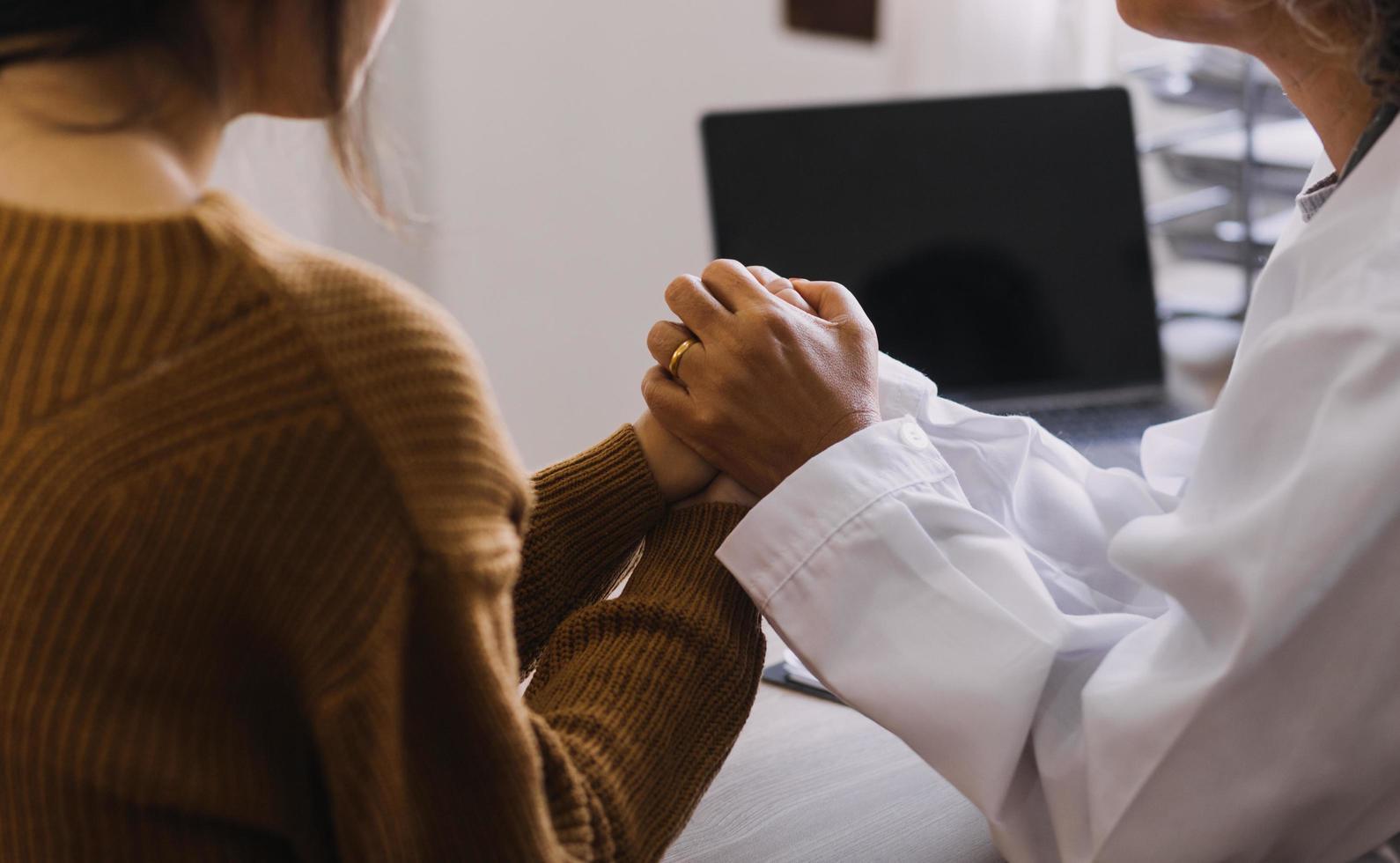 service infirmier à domicile et soins cardiologie personnes âgées. gros plan sur une jeune infirmière médecin hispanique vérifier le rythme cardiaque du patient homme caucasien mature à l'aide d'un stéthoscope pendant la visite photo