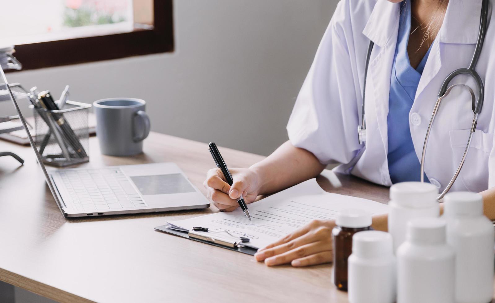 service infirmier à domicile et soins cardiologie personnes âgées. gros plan sur une jeune infirmière médecin hispanique vérifier le rythme cardiaque du patient homme caucasien mature à l'aide d'un stéthoscope pendant la visite photo