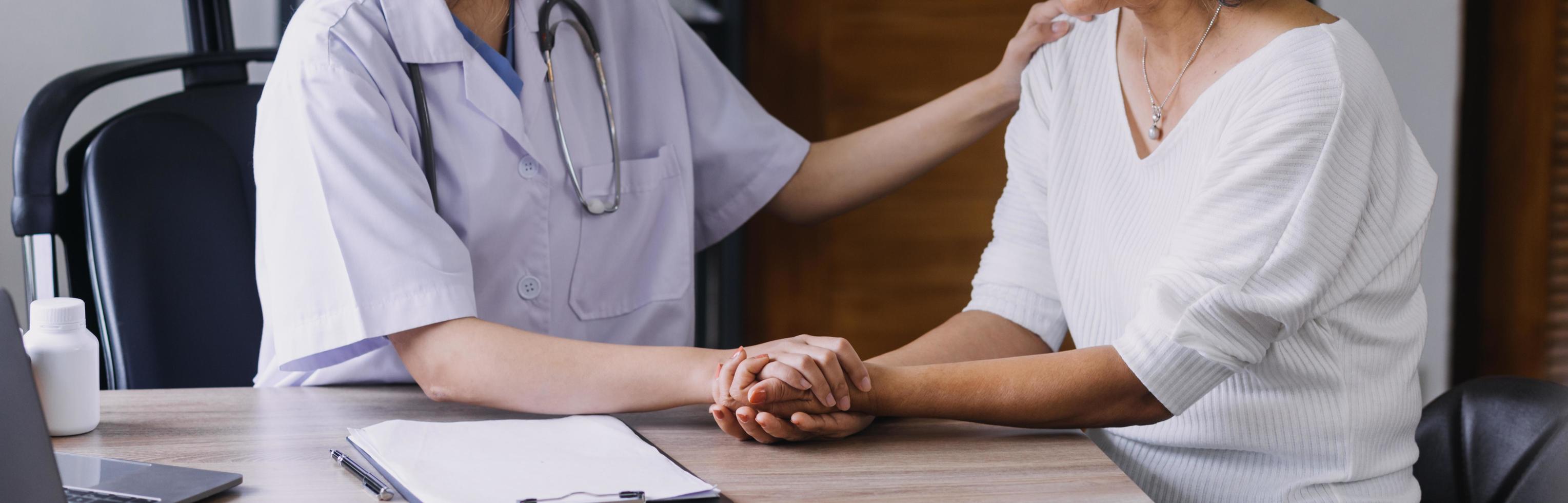 service infirmier à domicile et soins cardiologie personnes âgées. gros plan sur une jeune infirmière médecin hispanique vérifier le rythme cardiaque du patient homme caucasien mature à l'aide d'un stéthoscope pendant la visite photo