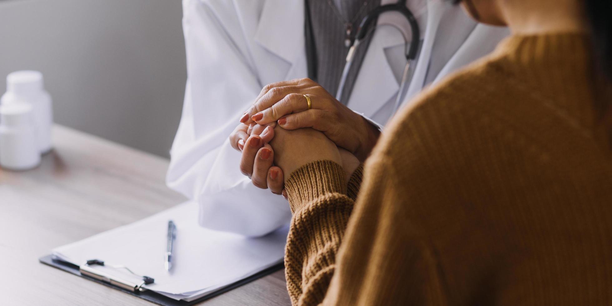 service infirmier à domicile et soins cardiologie personnes âgées. gros plan sur une jeune infirmière médecin hispanique vérifier le rythme cardiaque du patient homme caucasien mature à l'aide d'un stéthoscope pendant la visite photo