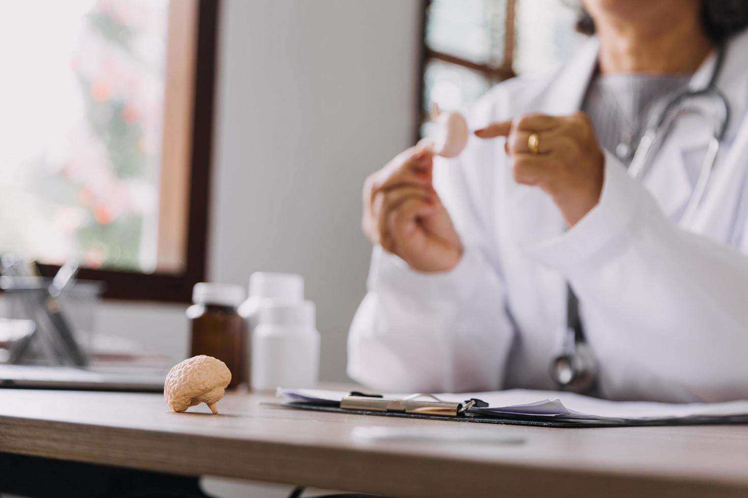 service infirmier à domicile et soins cardiologie personnes âgées. gros plan sur une jeune infirmière médecin hispanique vérifier le rythme cardiaque du patient homme caucasien mature à l'aide d'un stéthoscope pendant la visite photo