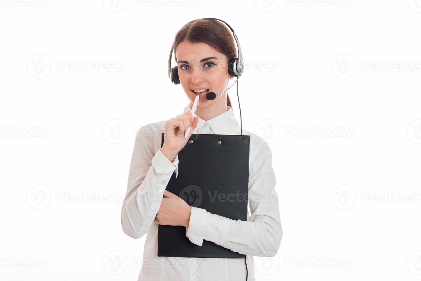 Belle jeune fille de bureau d'appel en chemise blanche avec casque et tablette isolé sur fond en studio photo