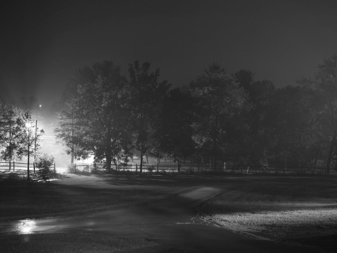 champ et route de nuit sombre photo