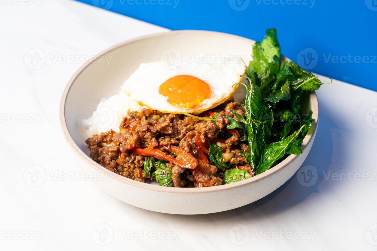 sauté de basilic thaï avec boeuf wagyu et œuf au plat photo