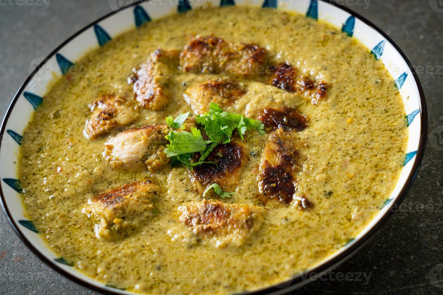 poulet afghan au curry vert ou poulet hariyali tikka hara masala photo