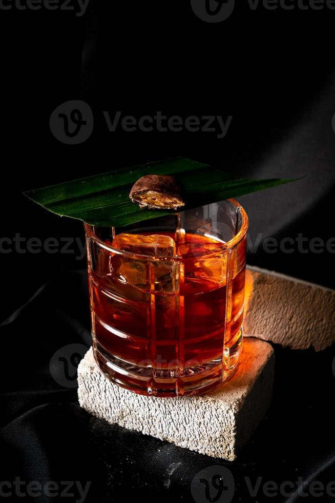 cocktail - banane bourbon infusée, campari, vermouth doux, banane amère, angortura amère photo