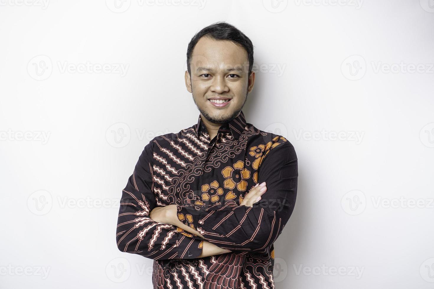 photo d'un jeune homme asiatique confiant posant avec un bras croisé sur un fond blanc.