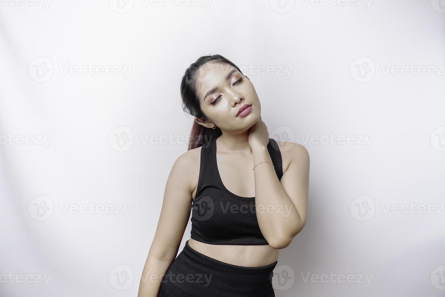 fatiguée jeune femme sportive portant des vêtements de sport souffrant de douleur, de spasmes musculaires à la salle de sport. photo