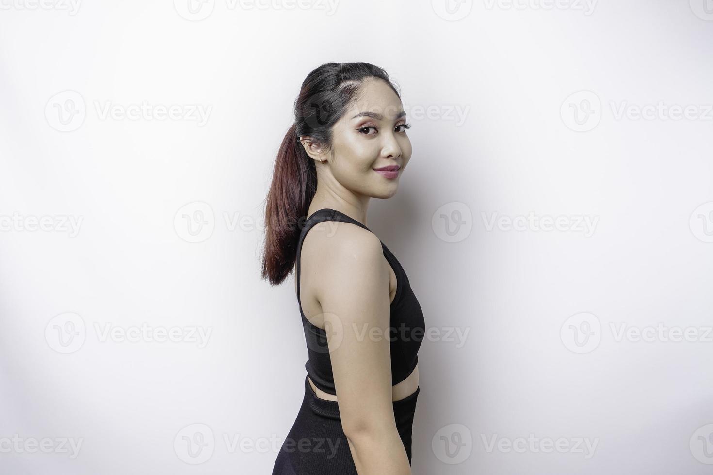 un portrait d'une femme asiatique sportive portant un vêtement de sport isolé sur fond blanc photo