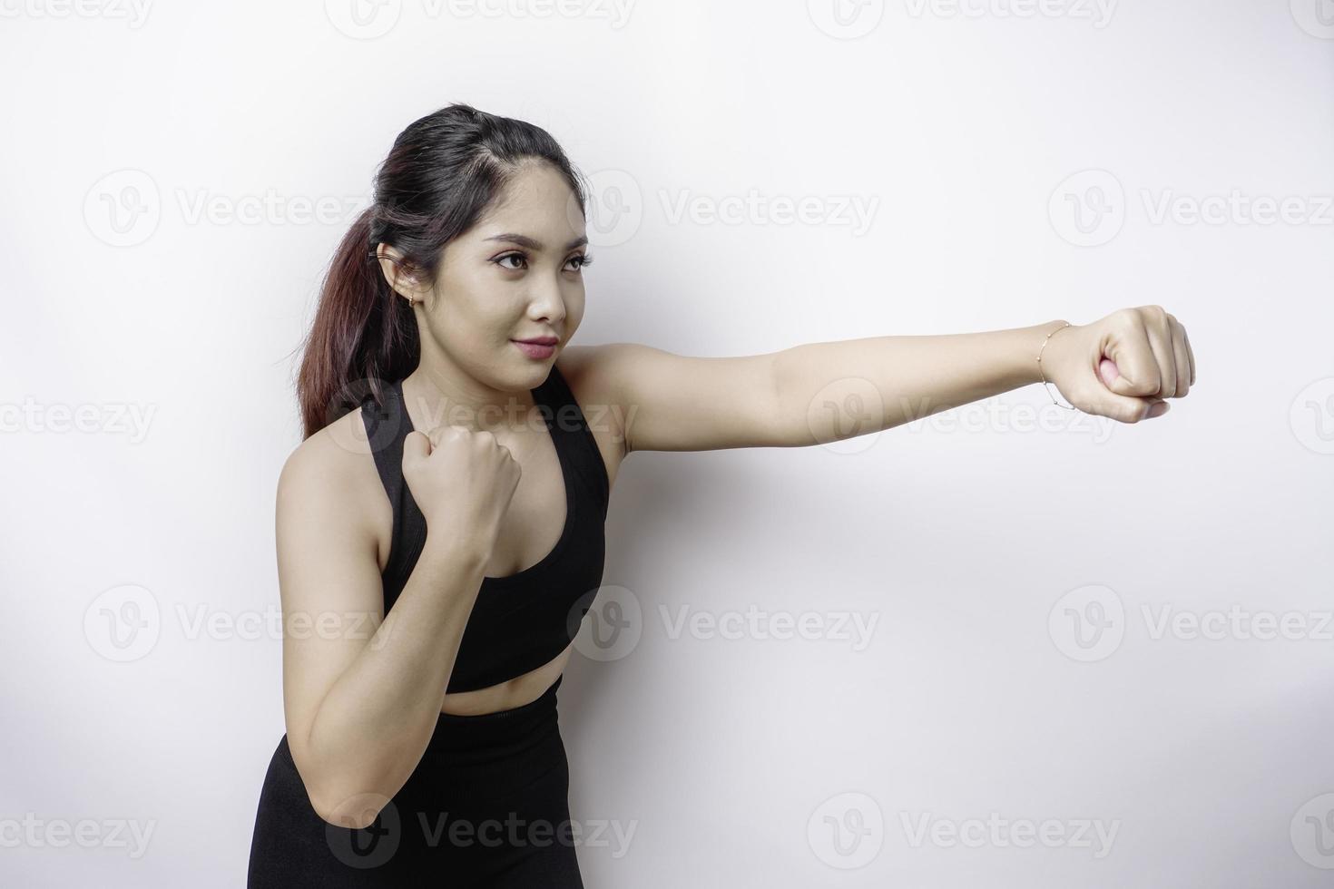 belle femme asiatique sportive fighter s'entraîne à la boxe en studio sur fond blanc. notion d'arts martiaux photo