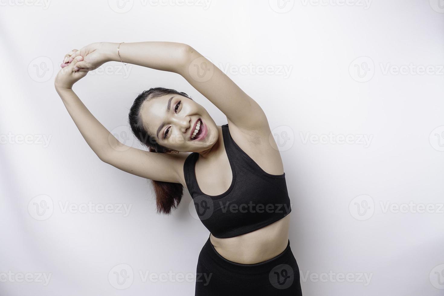 portrait d'une jeune femme sportive asiatique portant des vêtements de sport s'étire avant l'entraînement. photo