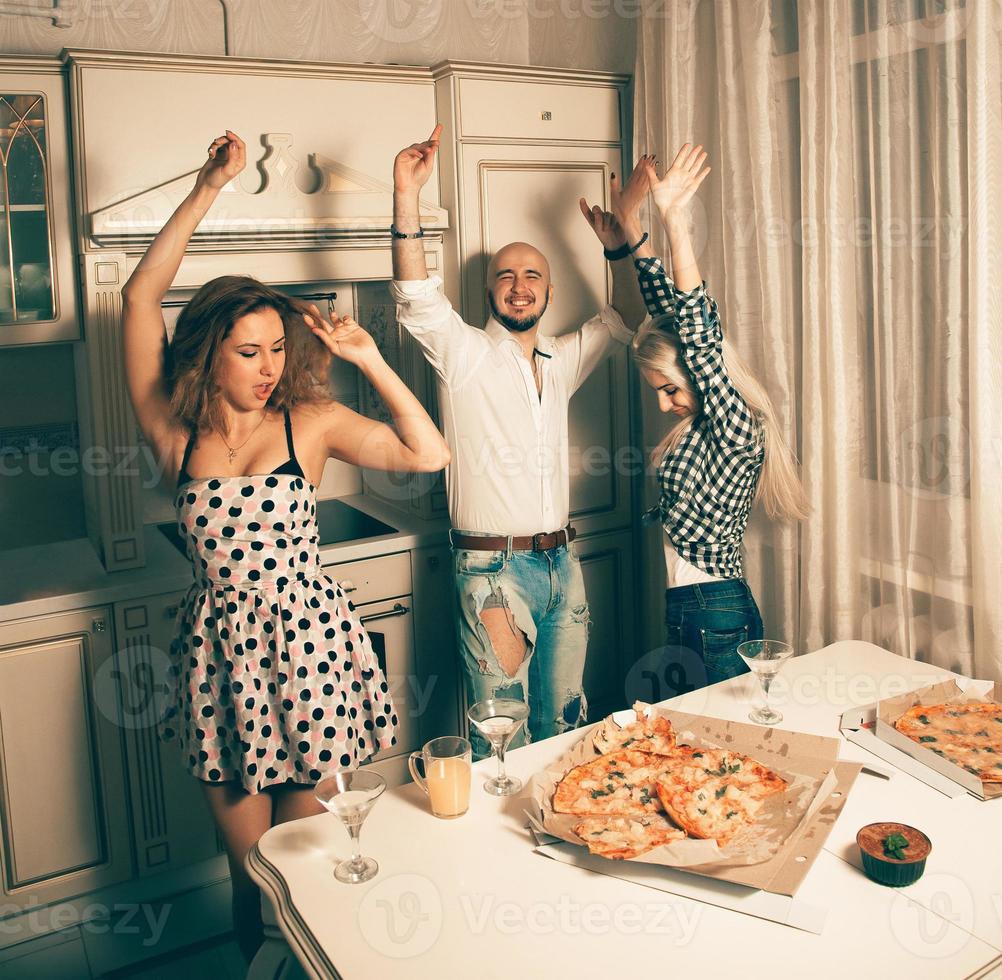 gentils jeunes dansant à la soirée pizza photo