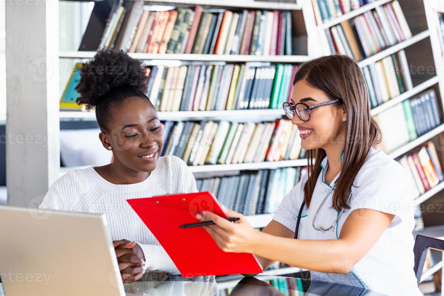 concept de soins de santé et médical - médecin avec patient à l'hôpital. médecin travaillant au bureau et écoutant le patient, elle explique ses symptômes, ses soins de santé et son concept d'assistance photo