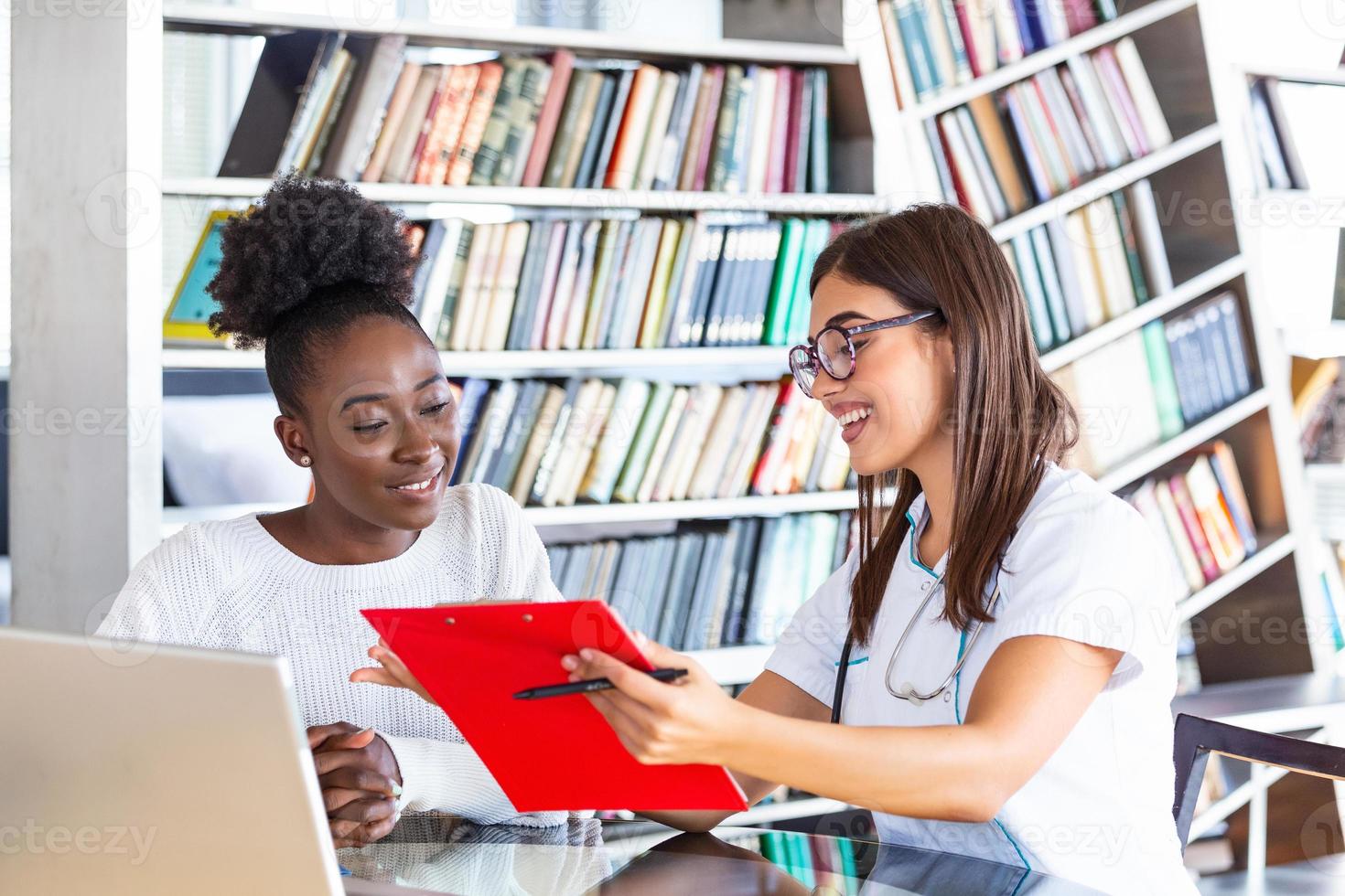 concept de soins de santé et médical - médecin avec patient à l'hôpital. médecin travaillant au bureau et écoutant le patient, elle explique ses symptômes, ses soins de santé et son concept d'assistance photo