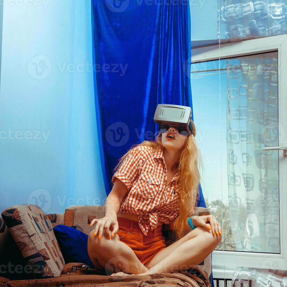 femme au casque vr photo