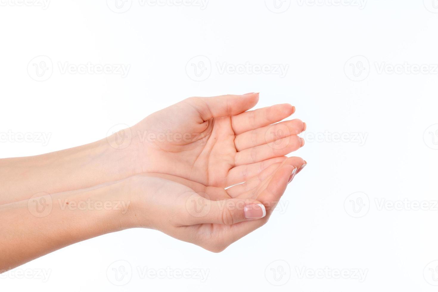 les mains de deux femmes avec les paumes sont isolées sur fond blanc photo