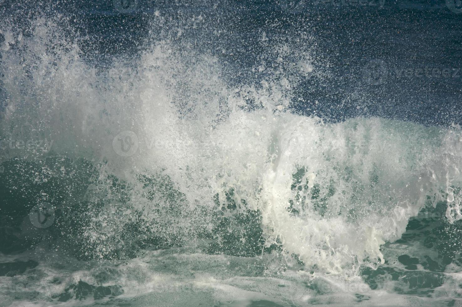 vague de shorebreak spectaculaire photo