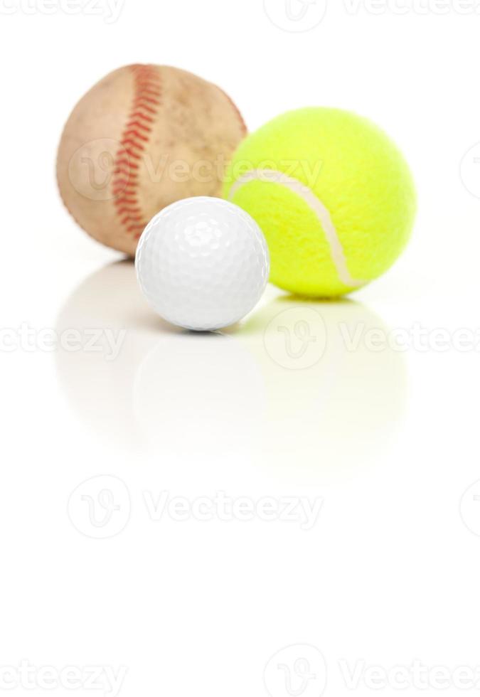 baseball, tennis et balle de golf sur blanc photo
