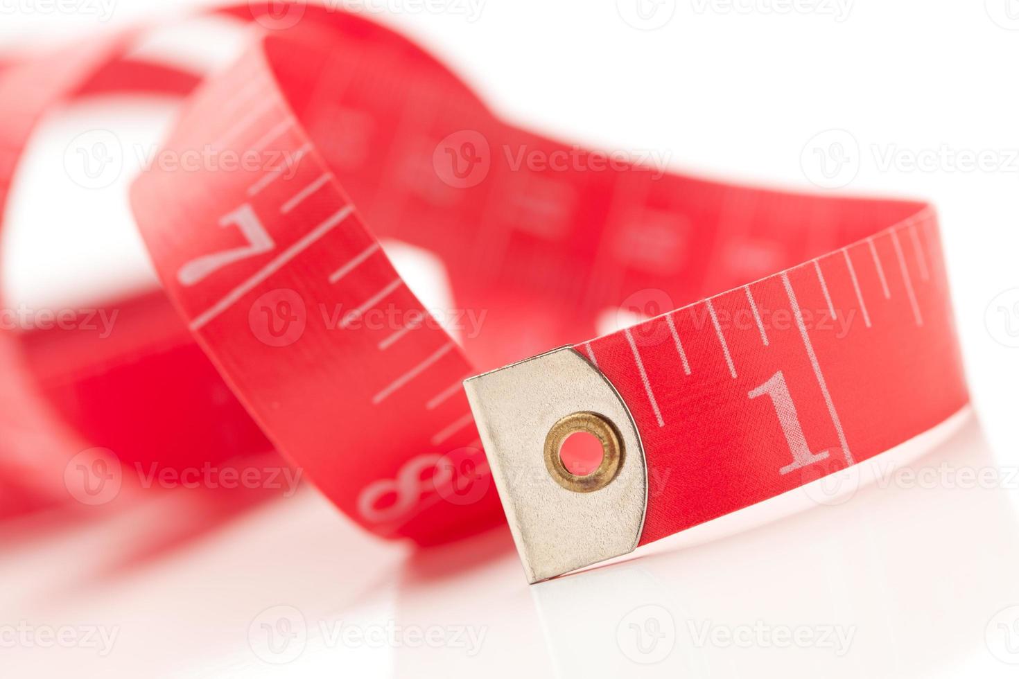 ruban à mesurer rouge sur blanc photo