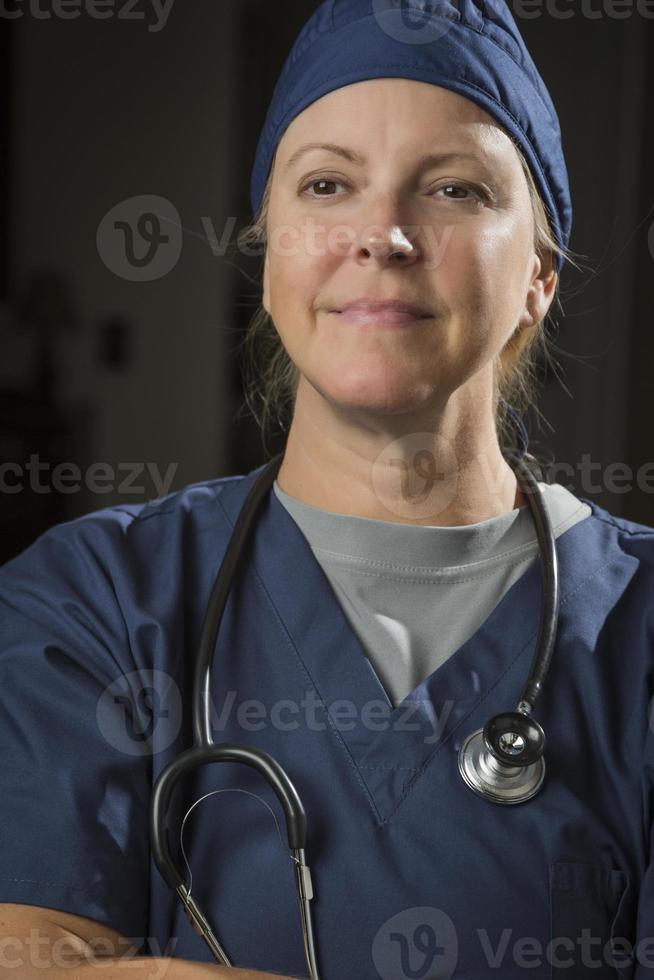 jolie femme médecin ou infirmière portrait photo