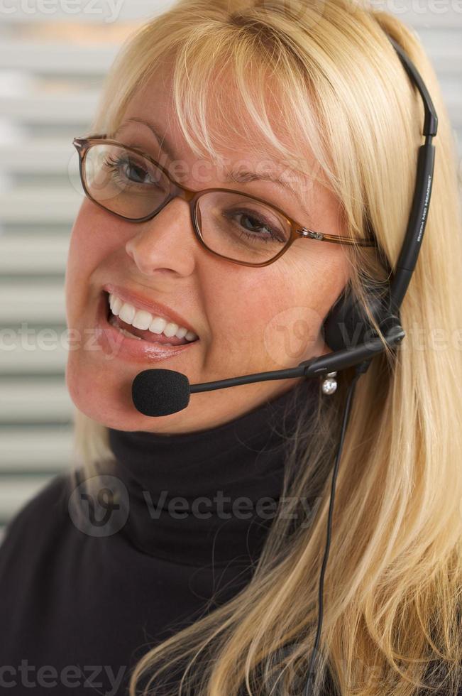 jolie femme d'affaires avec casque téléphonique photo