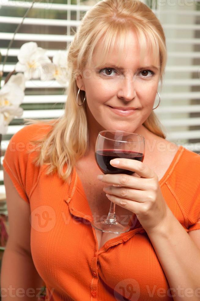 jolie blonde avec un verre de vin photo