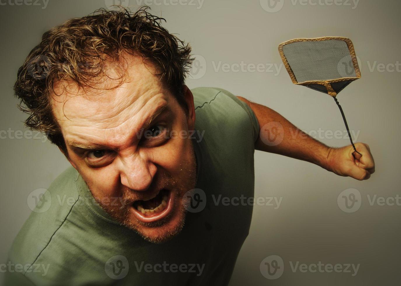 homme absolument livide après les moucherons embêtants. photo