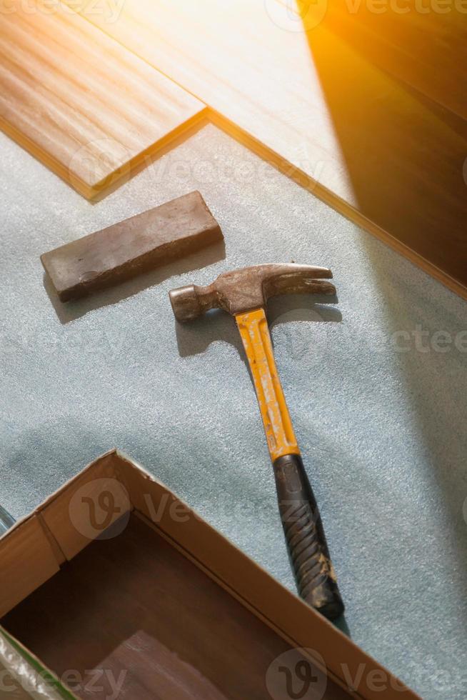 marteau et bloc avec un nouveau revêtement de sol stratifié photo