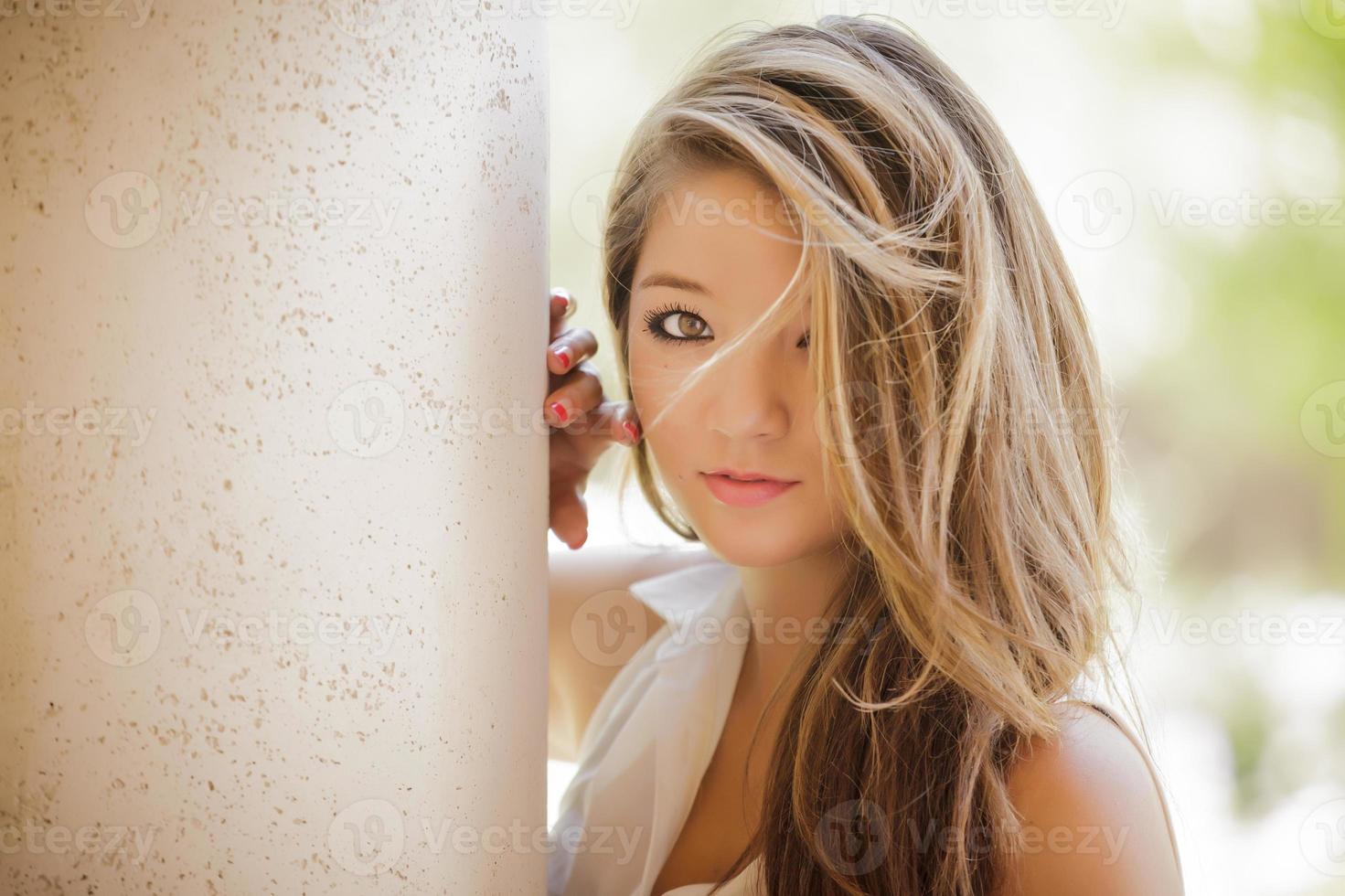 portrait de jeune fille séduisante métisse photo