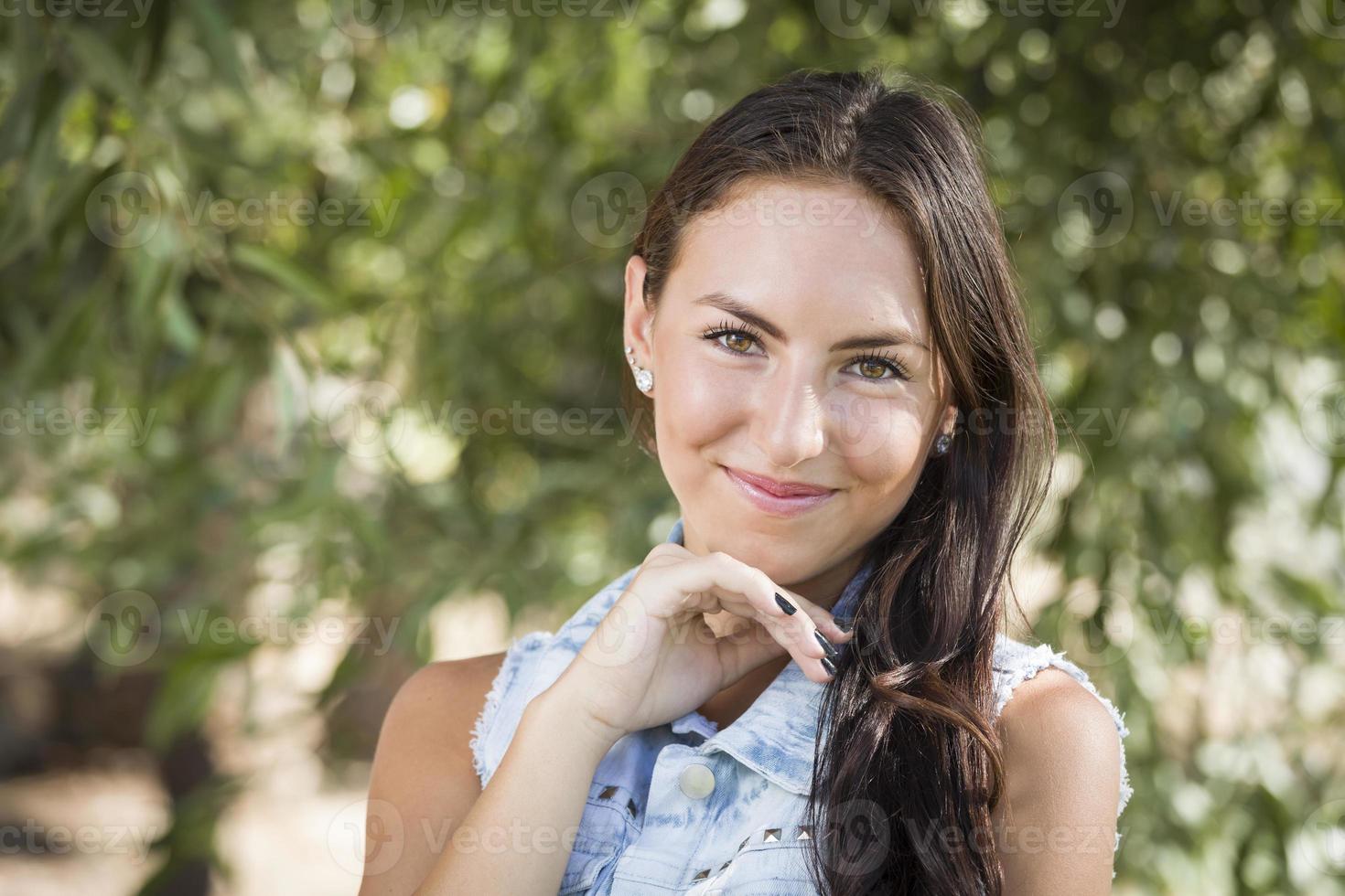 portrait de jeune fille séduisante métisse photo