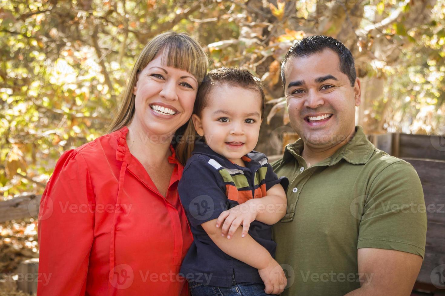 Happy mixed race family posant pour un portrait photo