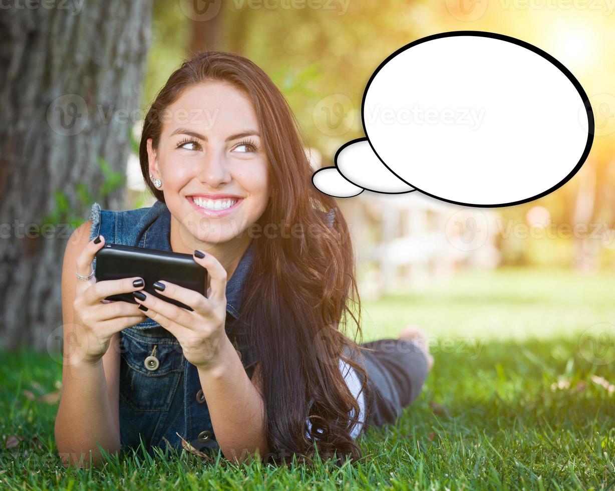 jeune femme réfléchie avec téléphone portable et bulle de pensée vide. photo