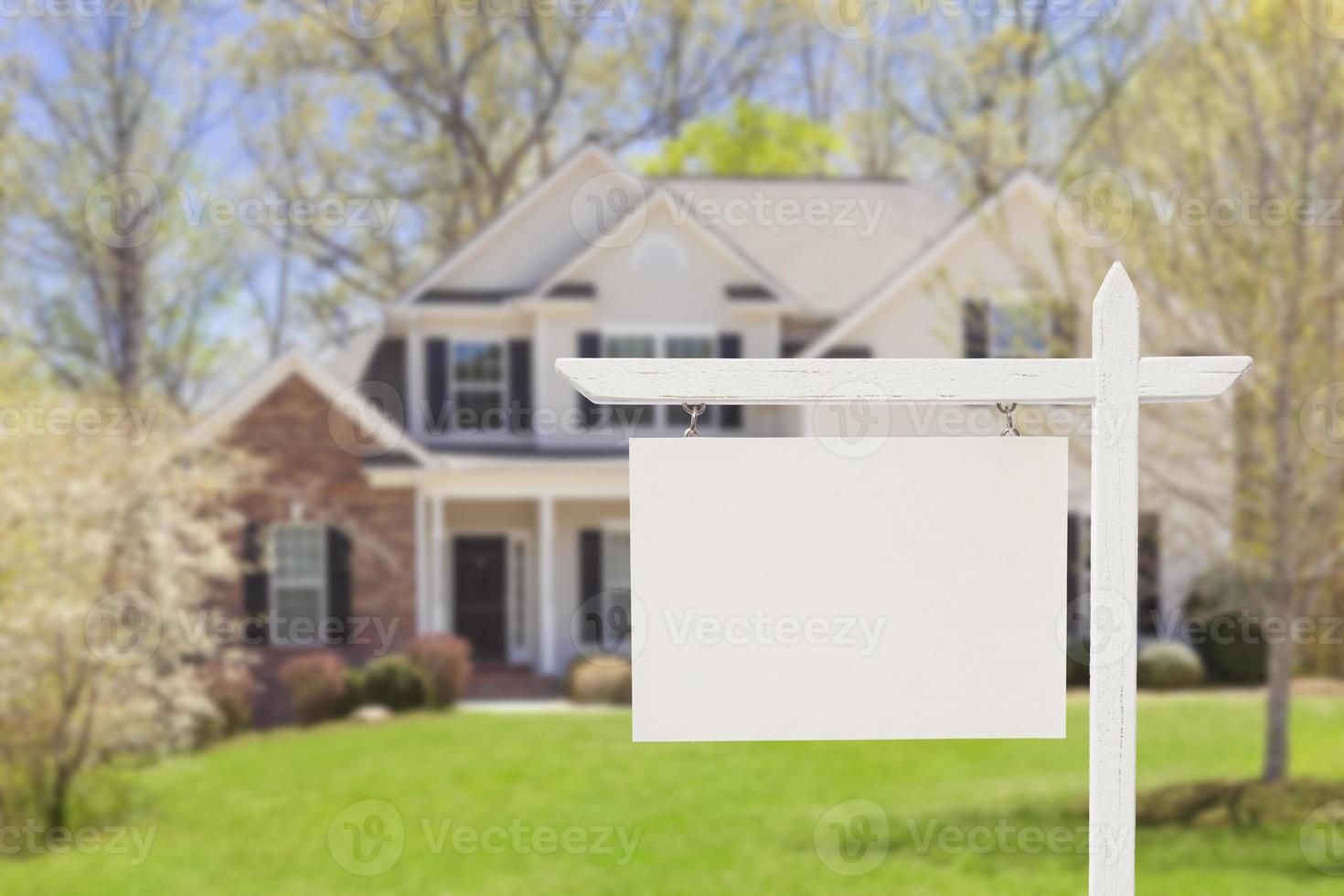 signe immobilier vierge devant la nouvelle maison photo