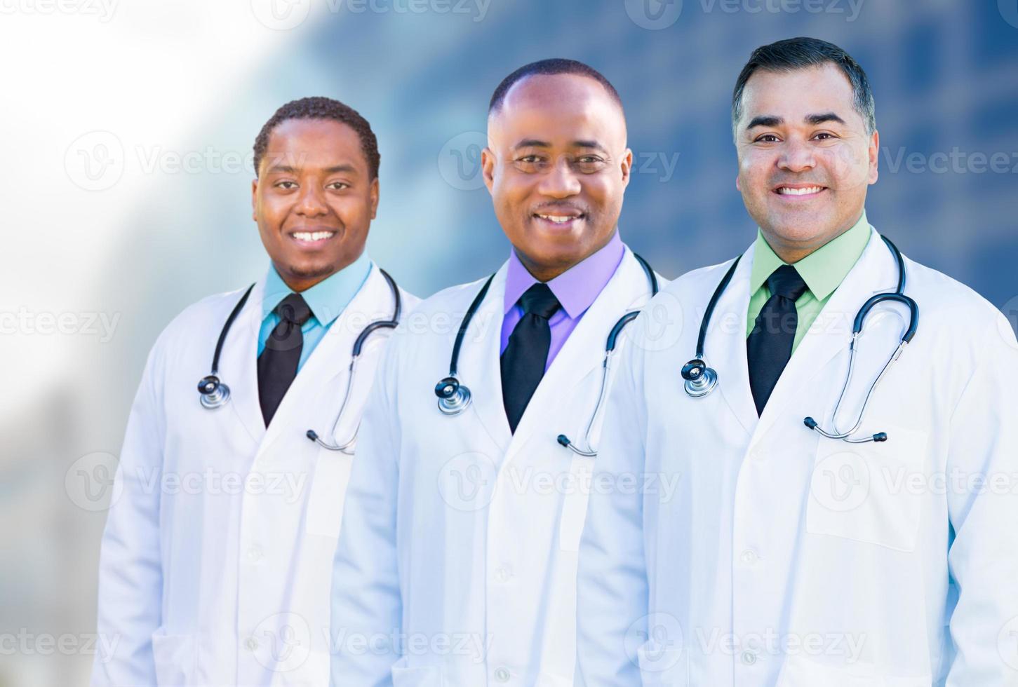 médecins masculins afro-américains et hispaniques à l'extérieur du bâtiment de l'hôpital photo