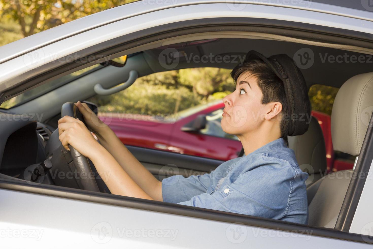 femme métisse stressée conduisant en voiture et dans la circulation photo