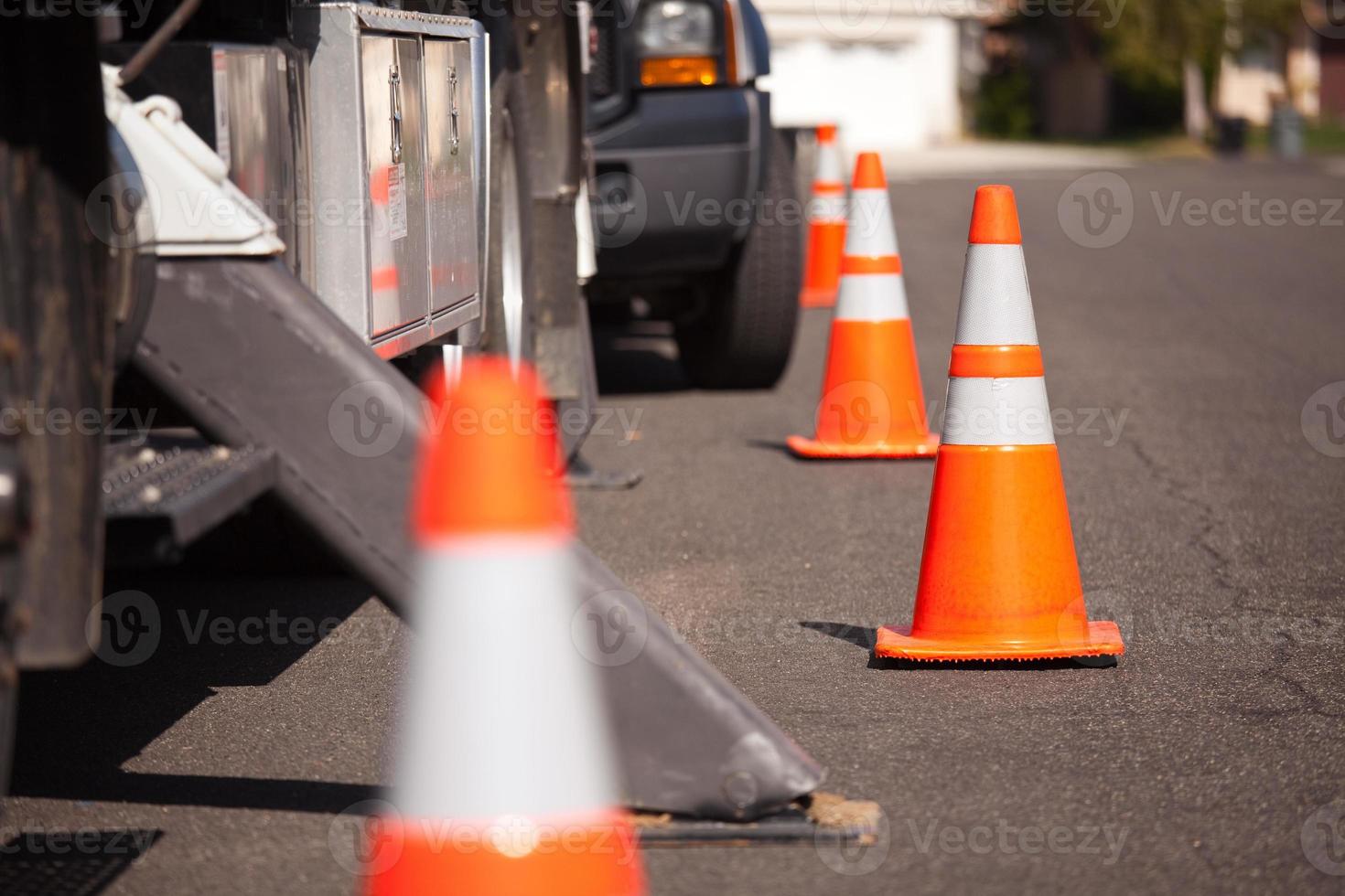 cônes de danger orange et camion utilitaire dans la rue photo