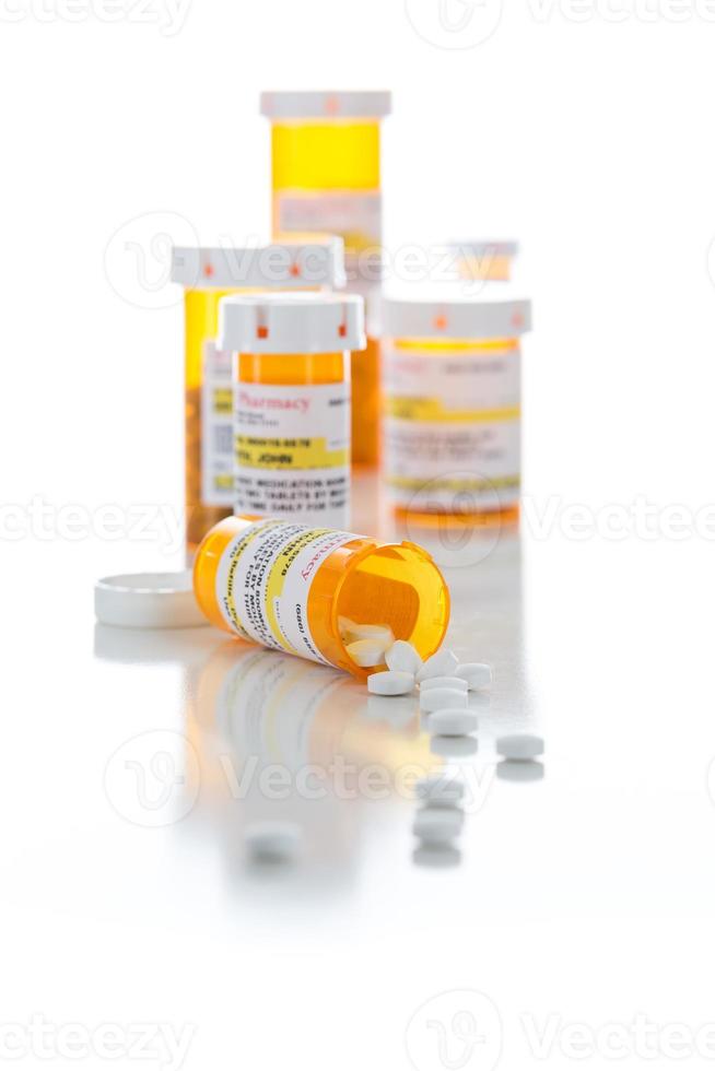 bouteilles de prescription de médicaments non propriétaires et pilules renversées isolées sur blanc photo