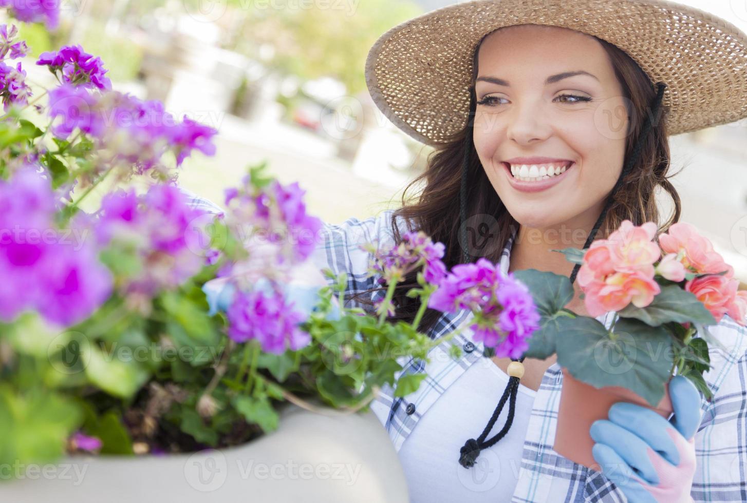 jeune adulte, femme, porter, chapeau, jardinage, dehors photo