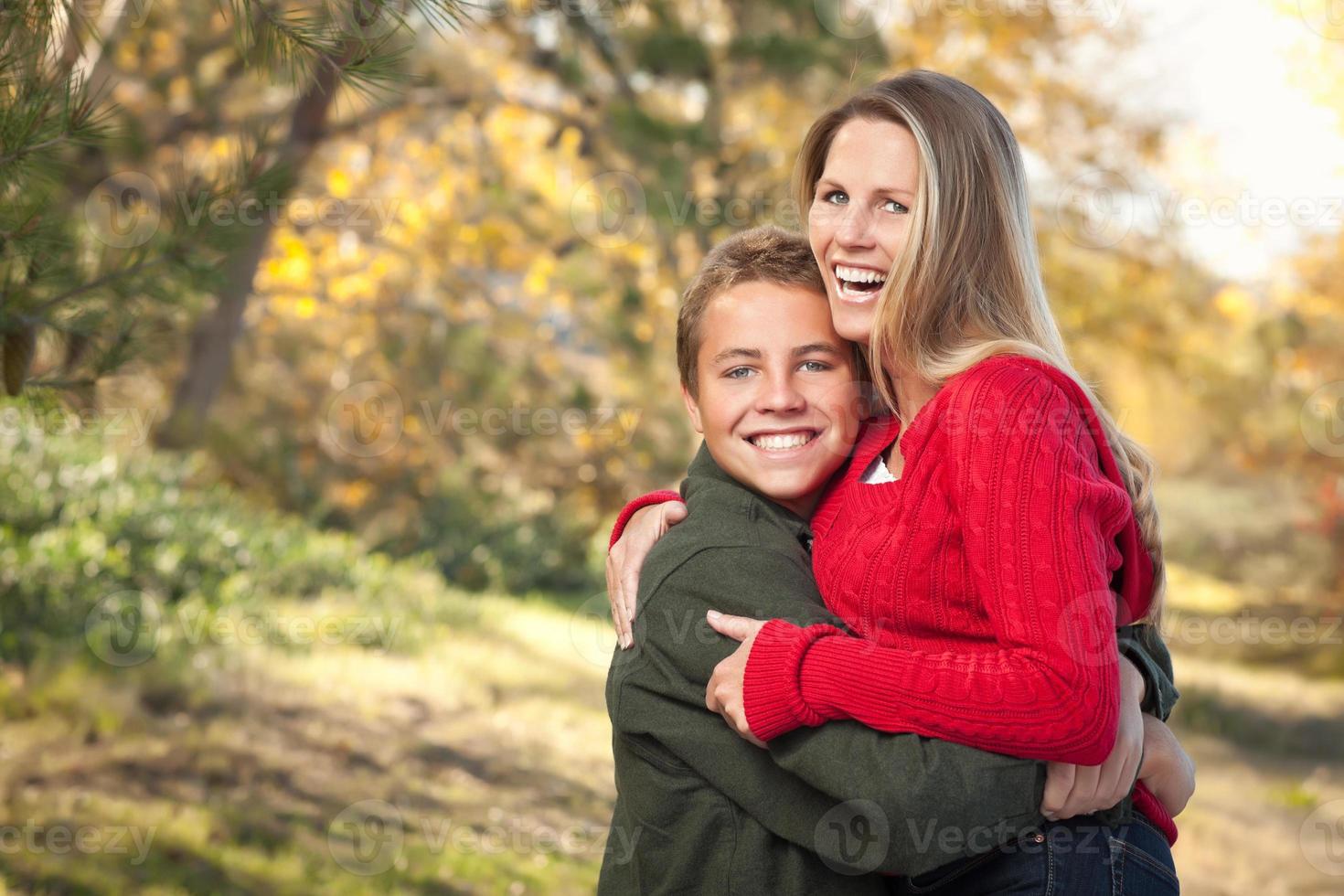 mère et fils ludiques posent pour un portrait en plein air photo