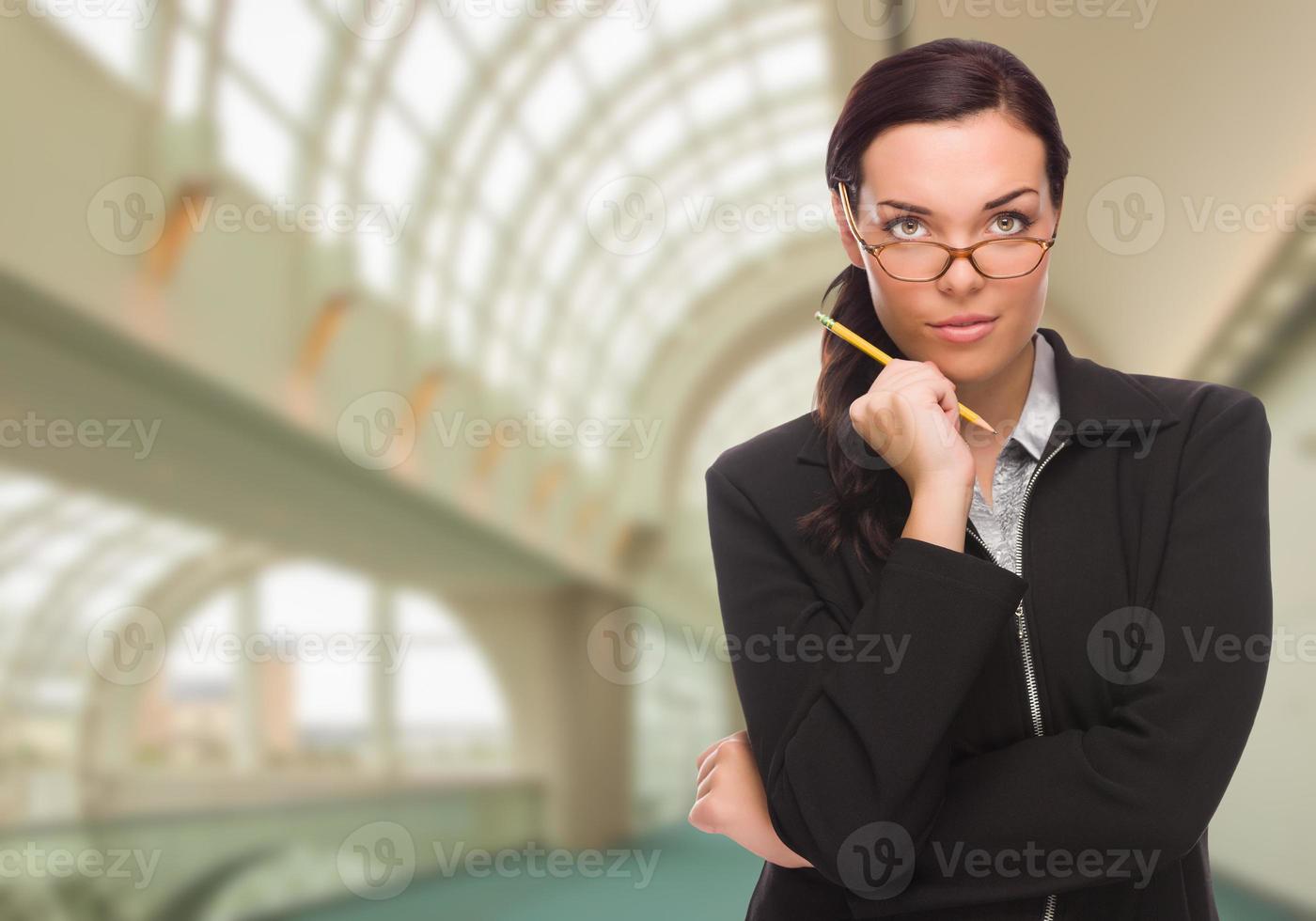 femme d'affaires sérieuse à l'intérieur du bâtiment de l'entreprise photo