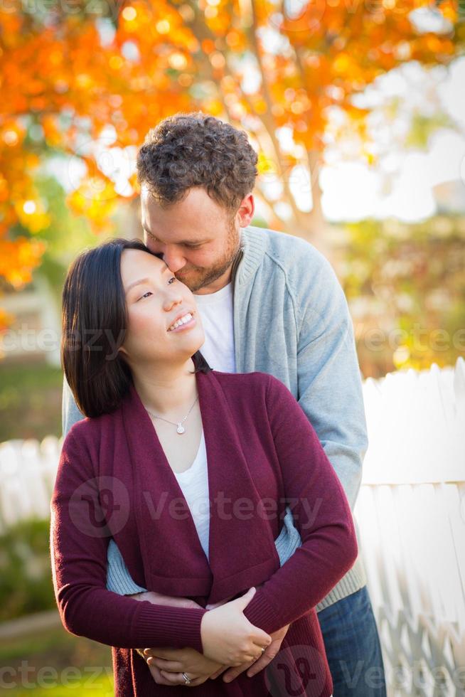 portrait d'automne en plein air d'un jeune couple adulte chinois et caucasien. photo