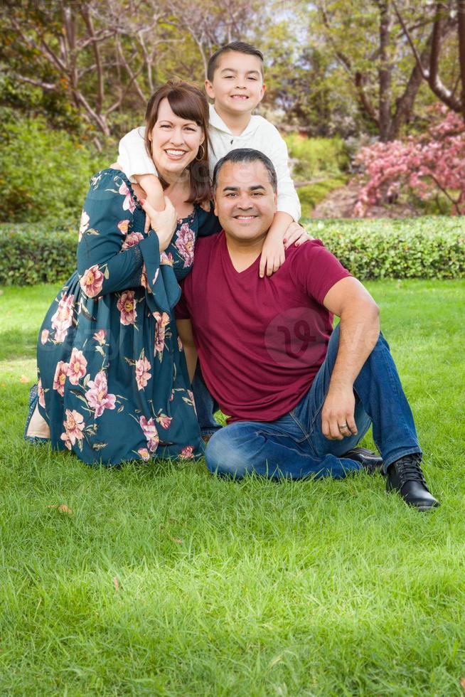 métis jeune portrait de famille au parc photo