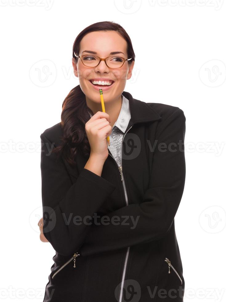 femme d'affaires de race mixte tenant un crayon regardant sur le côté isolé sur fond blanc photo