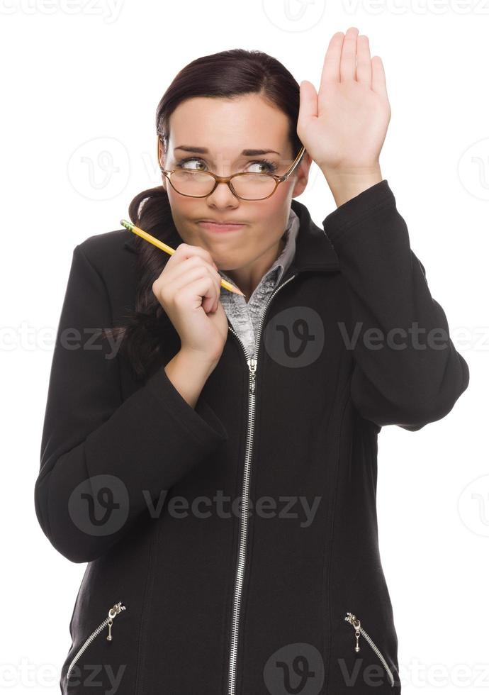 une femme d'affaires métisse timide lève la main pour poser une question photo