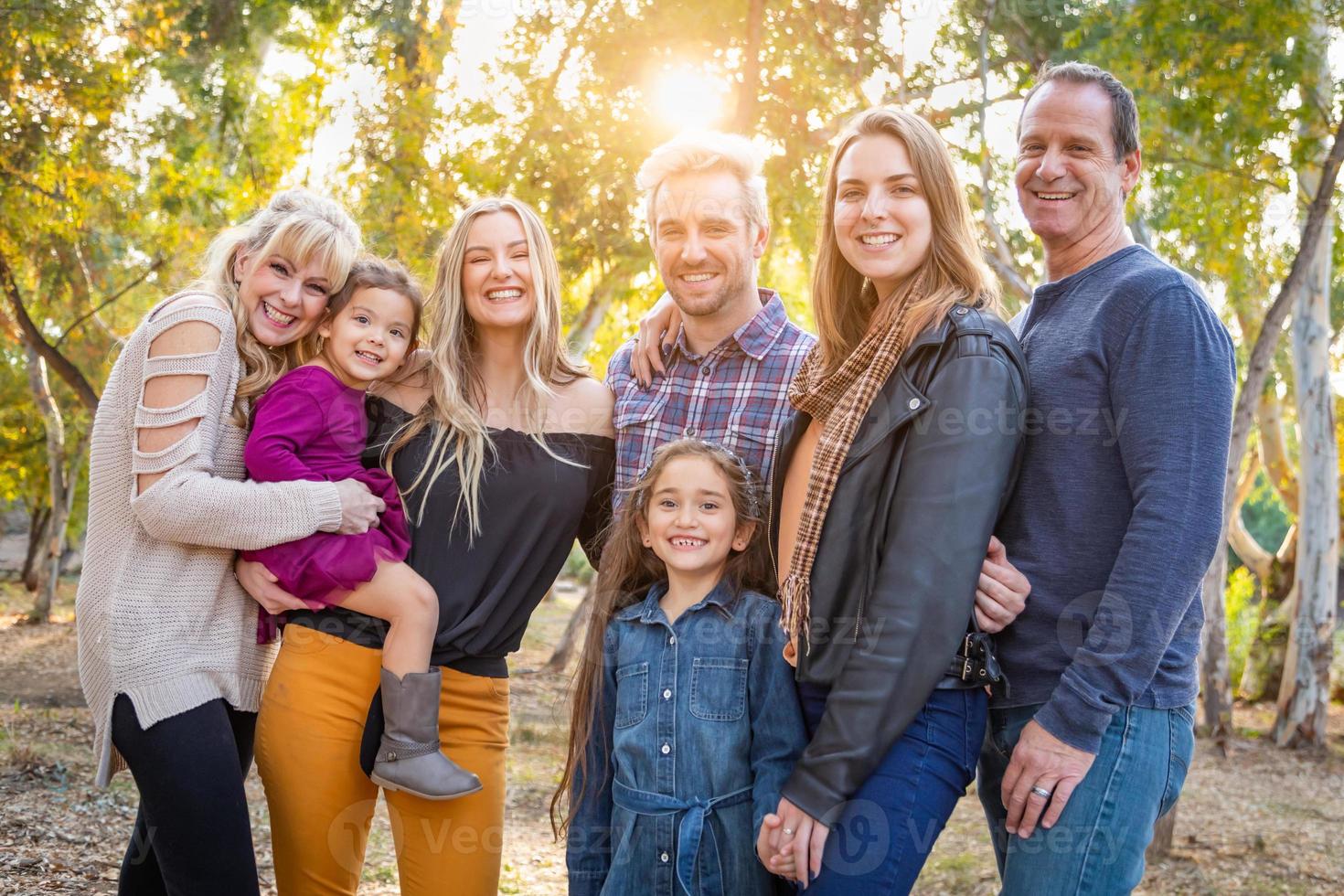 portrait de famille métisse multigénérationnelle à l'extérieur photo