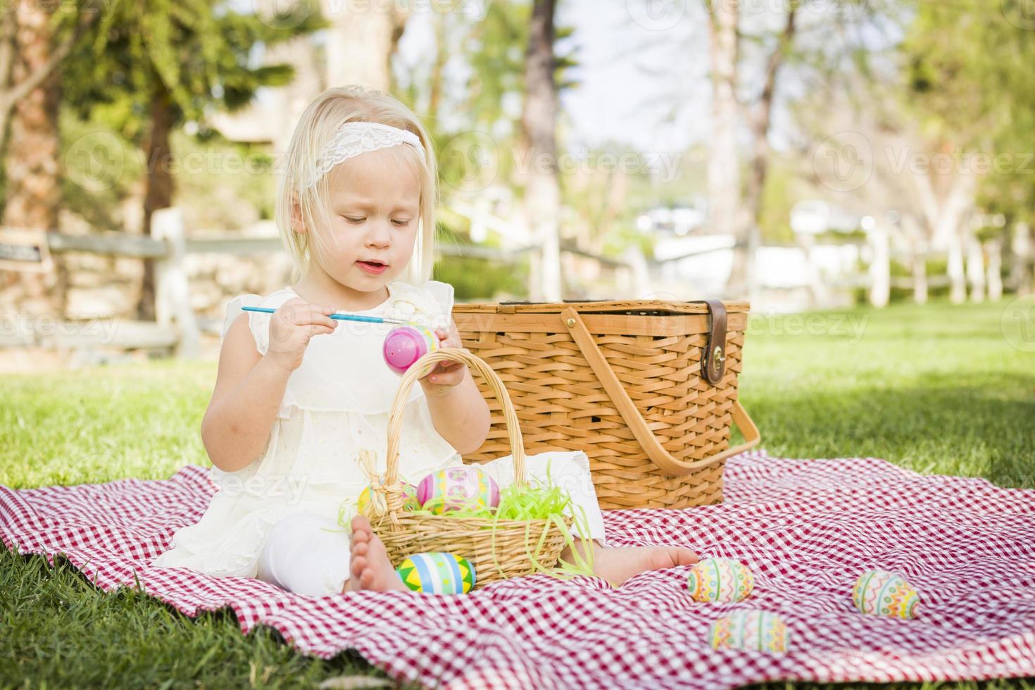 mignon, petite fille, coloration, oeufs pâques, sur, pique-nique, couverture photo